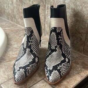 NWOT Gianni Bini ankle boots